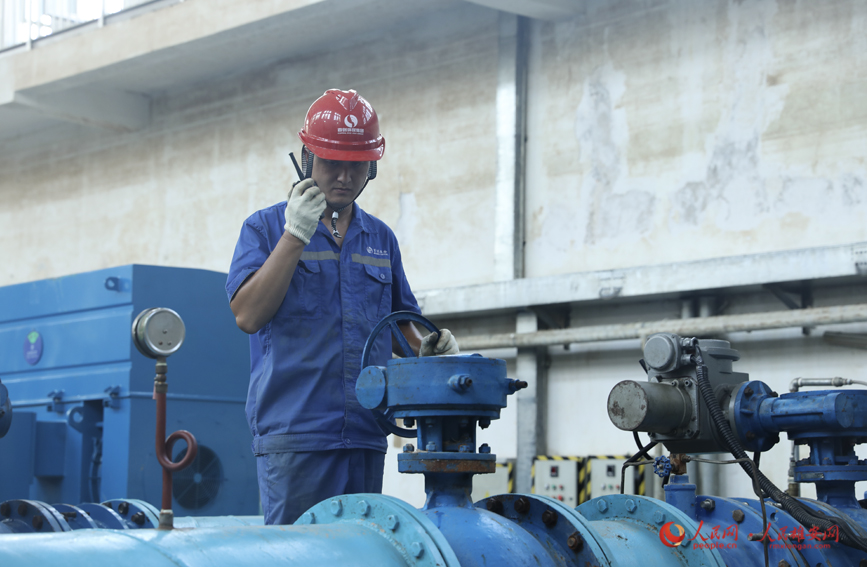 8月15日，涿州市城區地表水廠送水泵房內工人正在為供水管網調壓。 人民網 李兆民攝