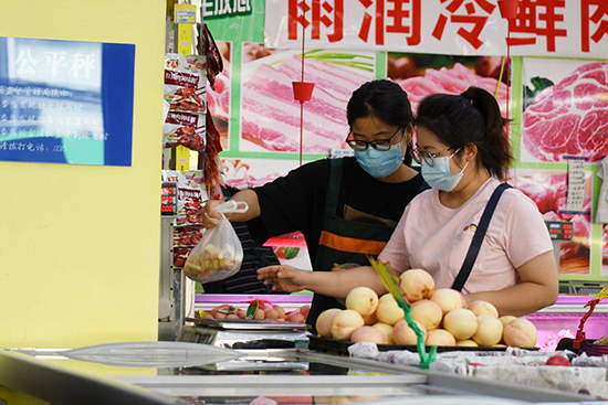 在文安县文安镇一家果蔬超市，消费者正在商品复秤。 郑佳庆摄