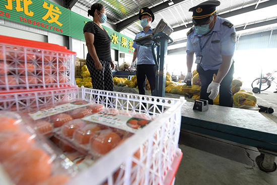 在文安县超市结算处出口，消费者正在就近设置的“公平秤”自行称重。高丹钰摄