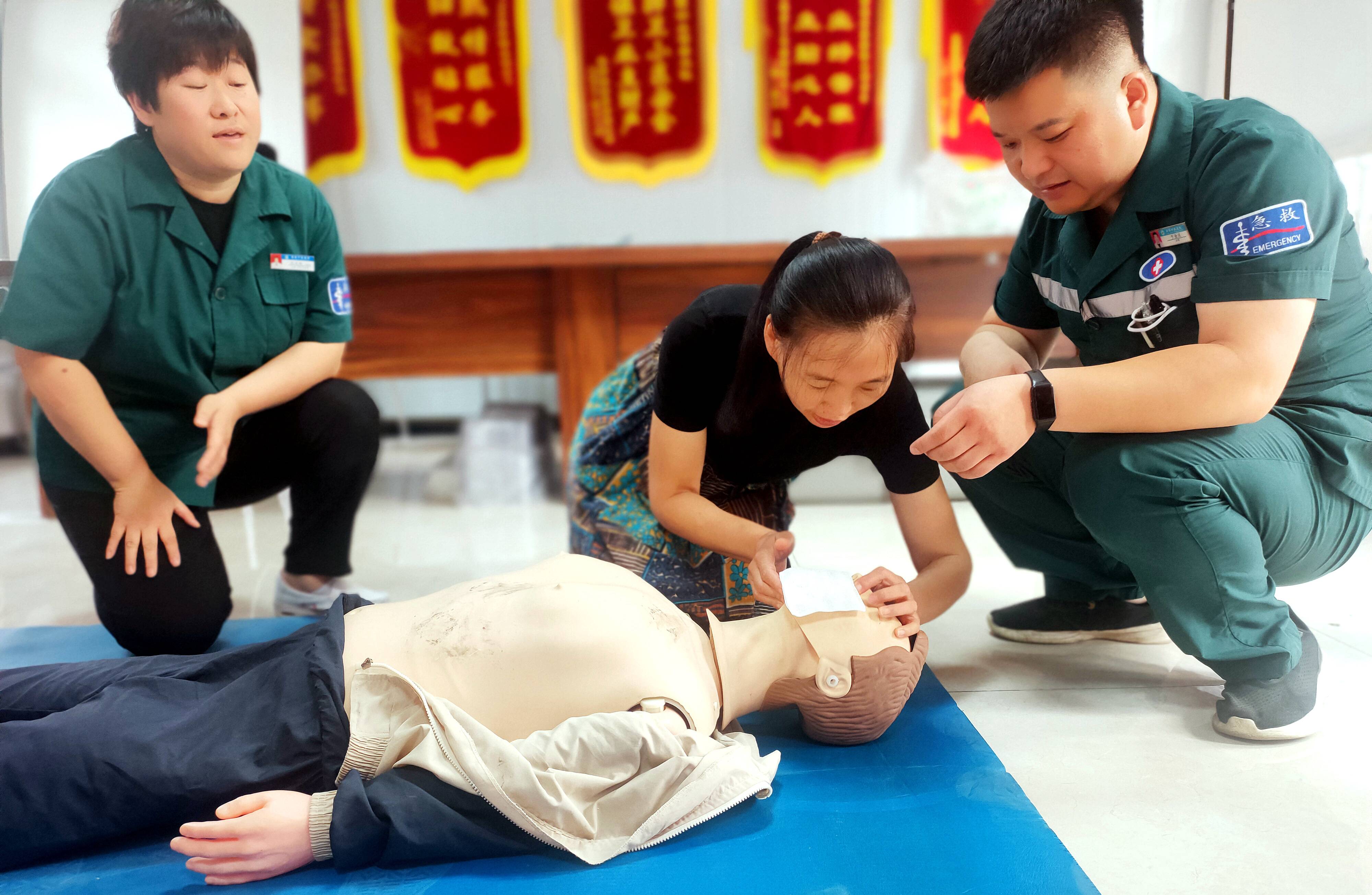 居民现场体验急救操作,医务人员进行纠正指导。 柴静摄