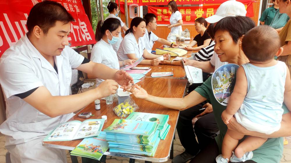 医务人员为居民测量血糖。 柴静摄