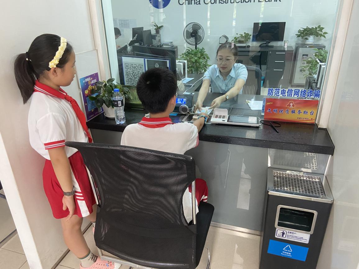 孩子們將義賣收入進行捐贈。 蕭子惠攝
