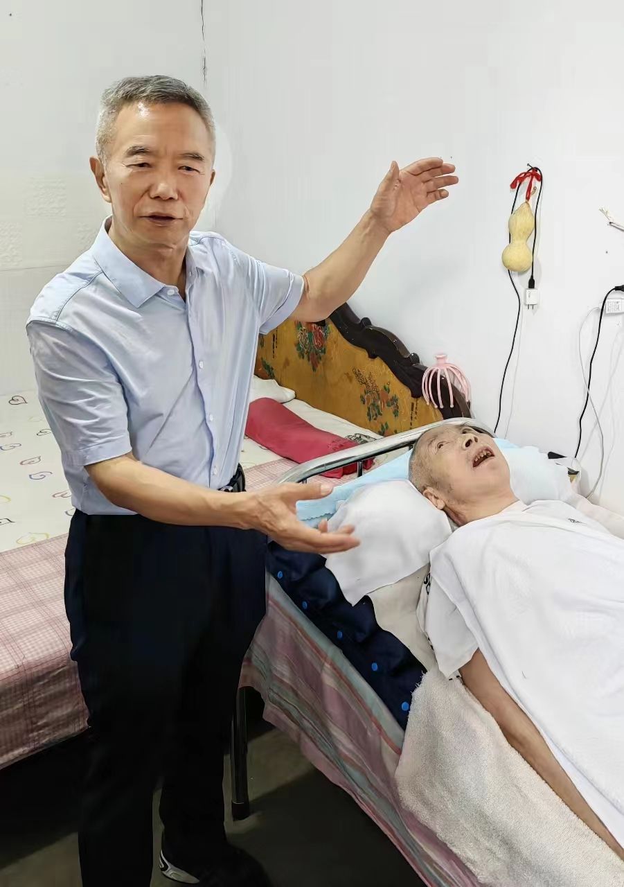 王三妮老人听作者讲告别田赋鼎的影响。陈忠华摄