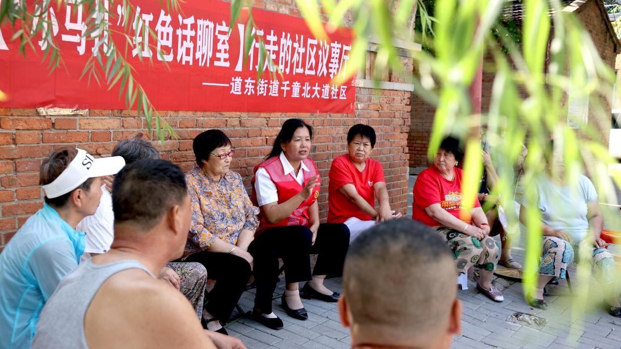 在沧州市新华区千童北大道社区,宣讲员正在“小马扎”红色话聊室进行宣讲。 杨晨摄