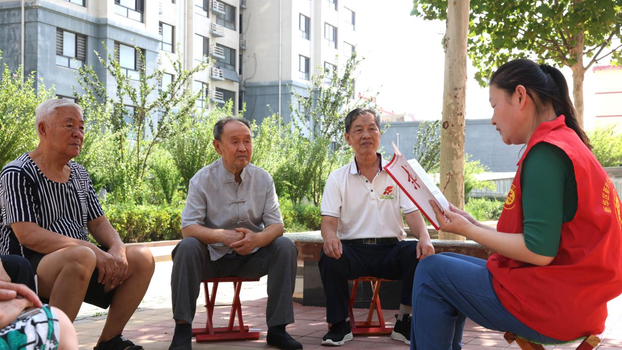 在沧州市新华区县直社区，社区工作人员通过“红马扎”宣讲，将党的理论知识送到百姓身边。 杨晨摄