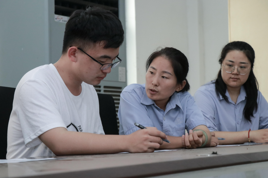 北京首钢建设集团有限公司曹妃甸分公司相关人员对乐亭职校实习学生进行岗前安全培训。刘强摄