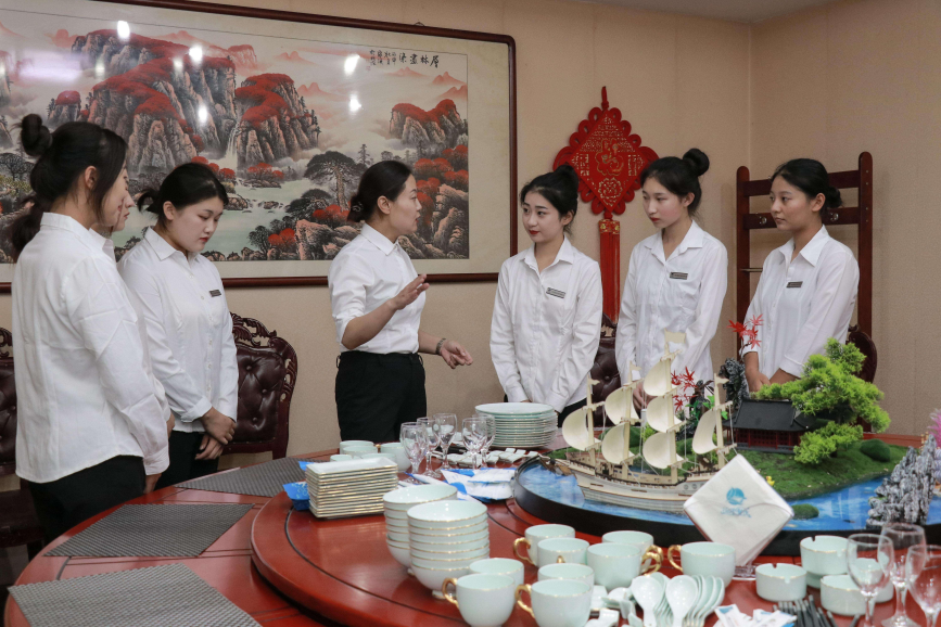 唐山海港远洋餐饮有限公司带队教师为乐亭职校实习学生进行餐厅服务实训指导。 刘强摄