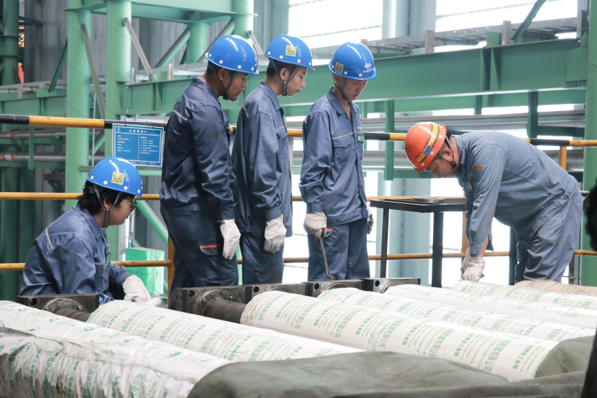 中冶宝钢技术服务有限公司师傅教授乐亭职校实习学生设备维修技巧。 刘强摄