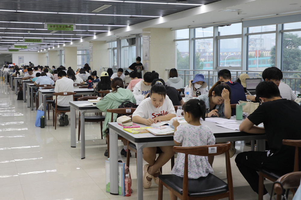 桥西区图书馆内座无虚席。 董璐摄