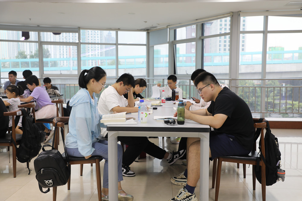桥西区图书馆阅读氛围浓郁。 董璐摄
