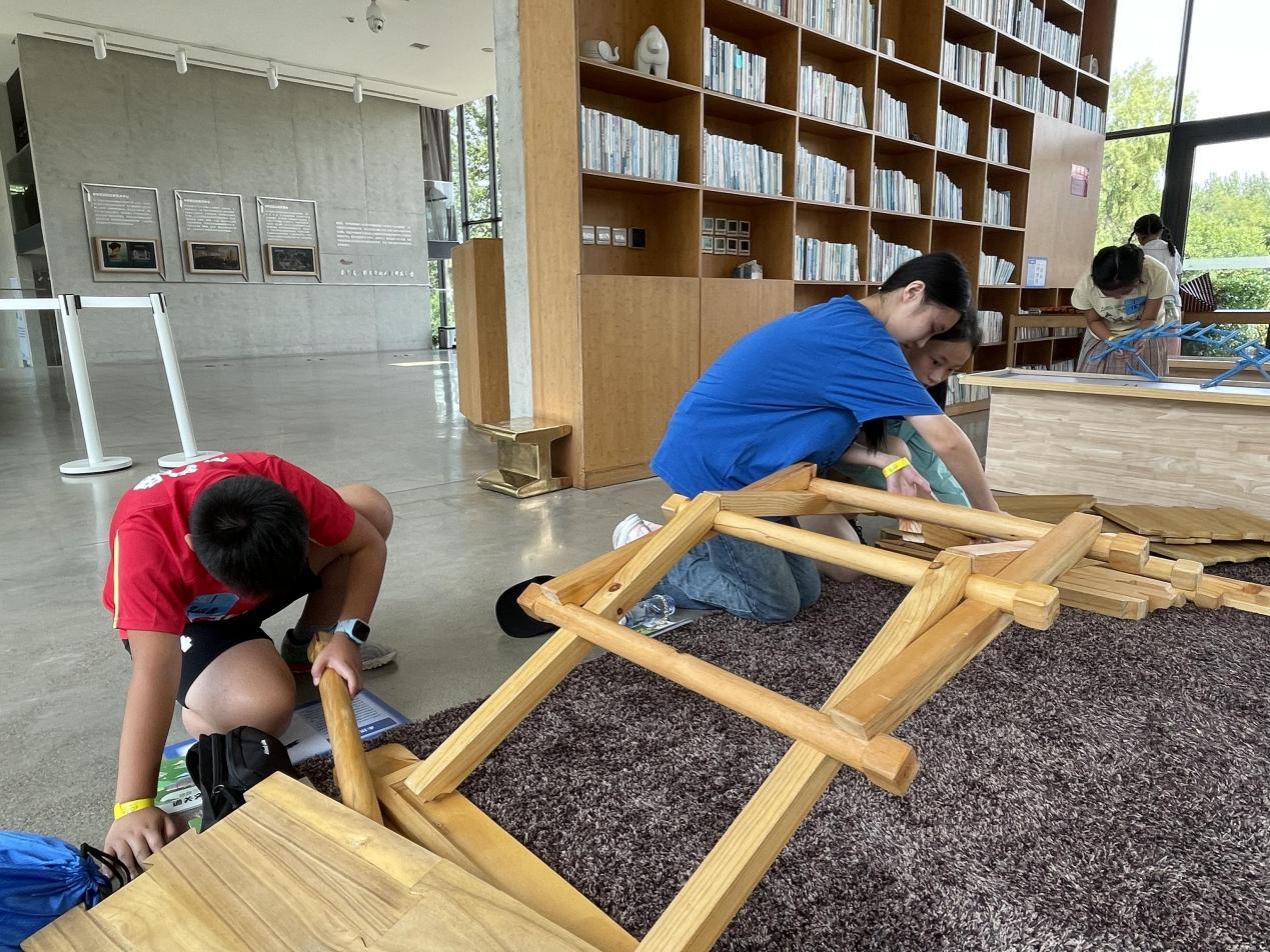 孩子們在動手實踐。 張一攝