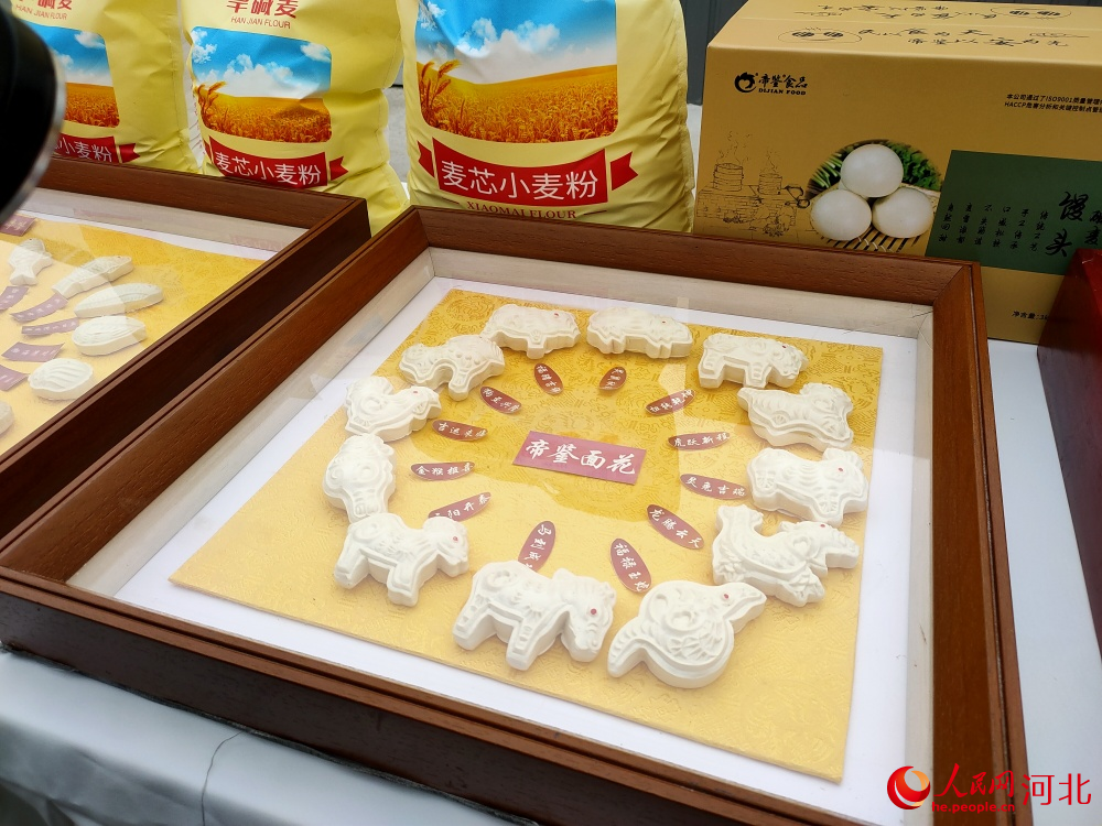 河北帝鉴食品有限公司生产的面花产品。 人民网记者 杨文娟摄