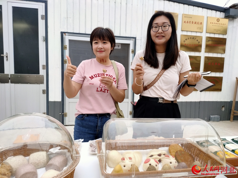 河北帝鉴食品有限公司生产的面花产品获点赞。 人民网记者 杨文娟摄