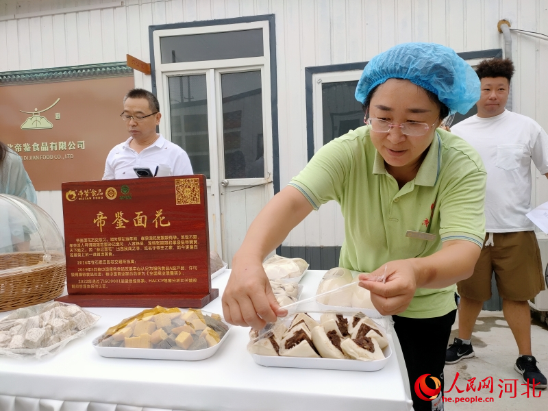 河北帝鉴食品有限公司工作人员展示面花产品。 人民网记者 杨文娟摄