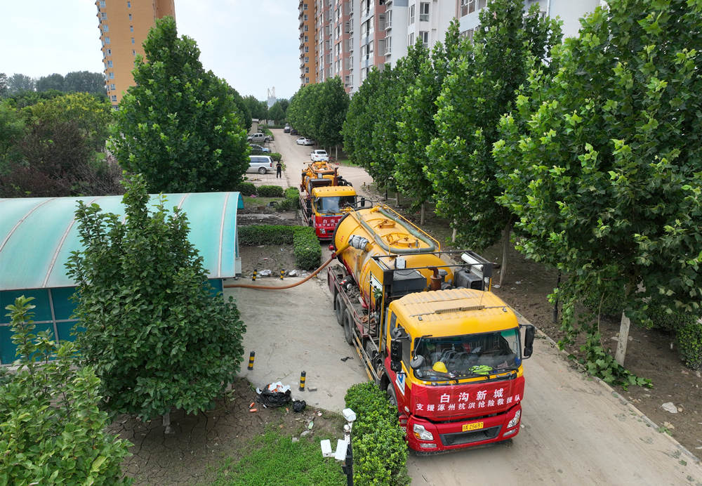 白沟新城执法分局在涿州市进行清淤作业。 宋永利摄