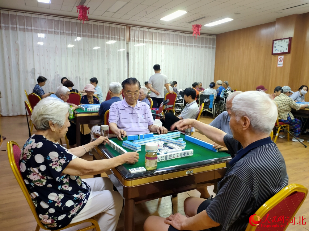 在燕達金色年華健康養護中心麻將室，老人們很開心。 人民網記者 楊文娟攝