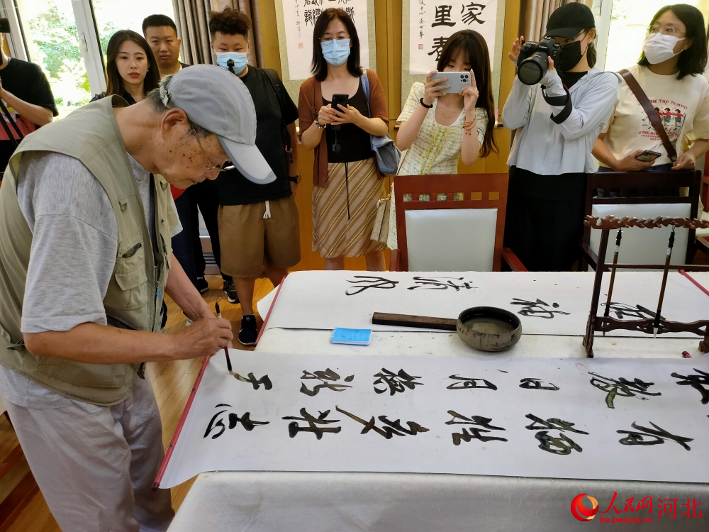 在燕達金色年華健康養護中心，一位老人正在練書法。 人民網記者 楊文娟攝