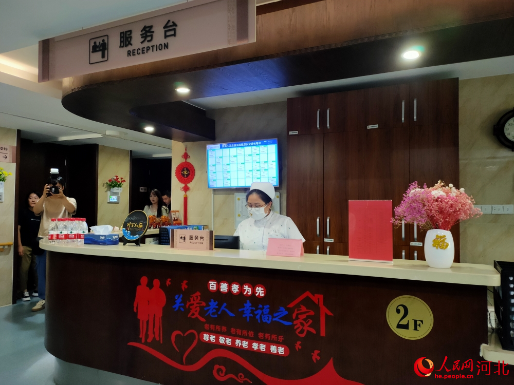 公寓一楼大厅服务台。 人民网记者 杨文娟摄