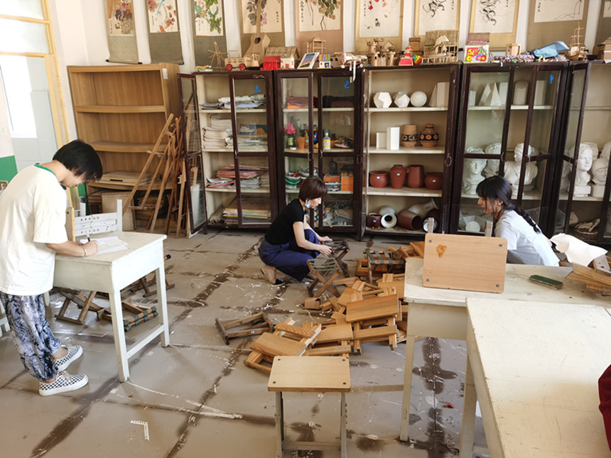 在河北省高碑店市新城镇新城中学的专用教室里，教职员工正在统计受灾物品。 李惠林摄