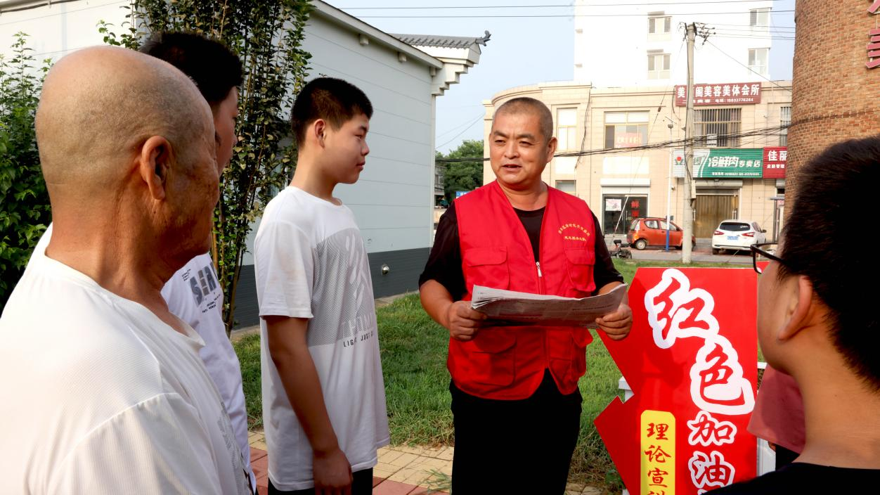 在滄州市新華區吳官屯村，“紅色加油站”成為移動式宣講平台。 楊晨攝