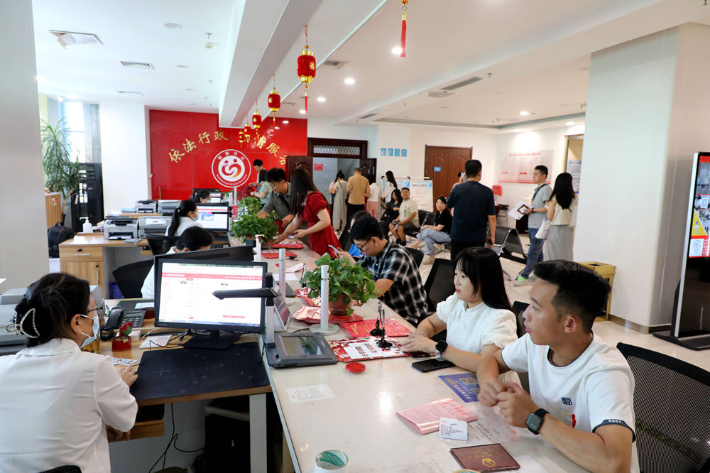 新人办理结婚登记手续。 张文静摄