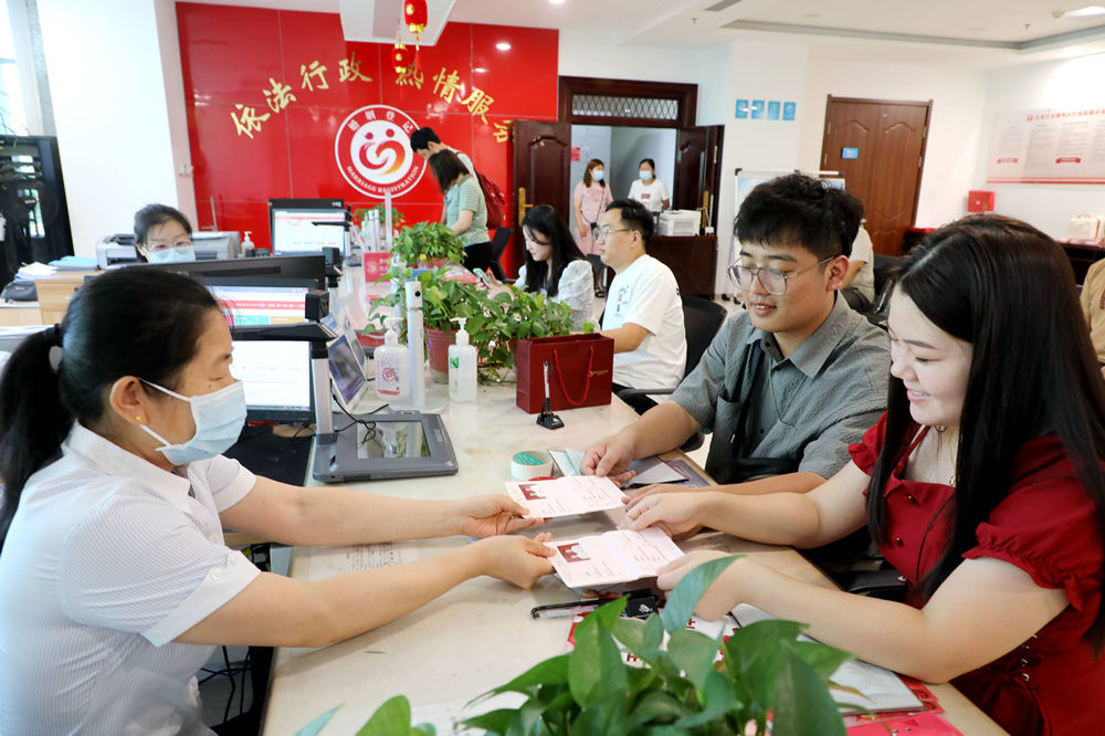 工作人员将结婚证送到新人手中。 张文静摄