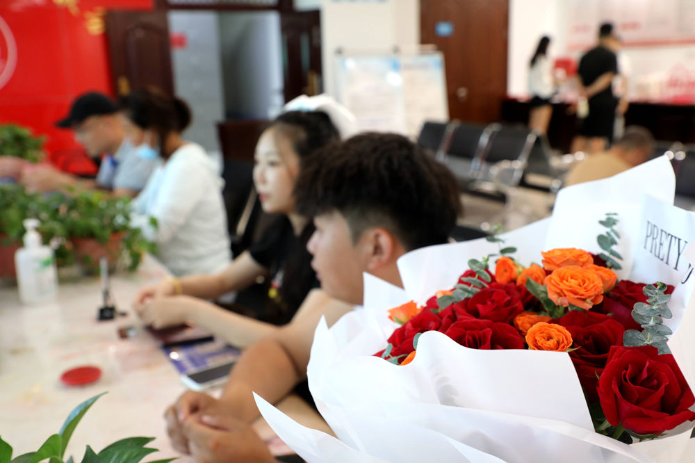 新人办理结婚登记手续。 张文静摄