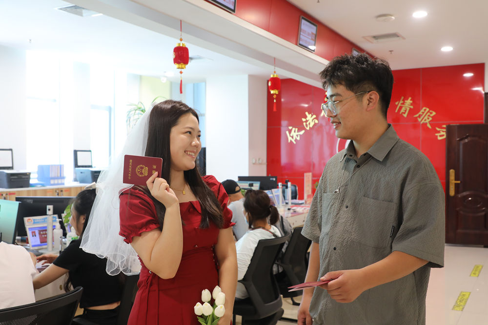 新人领取结婚证。 张文静摄