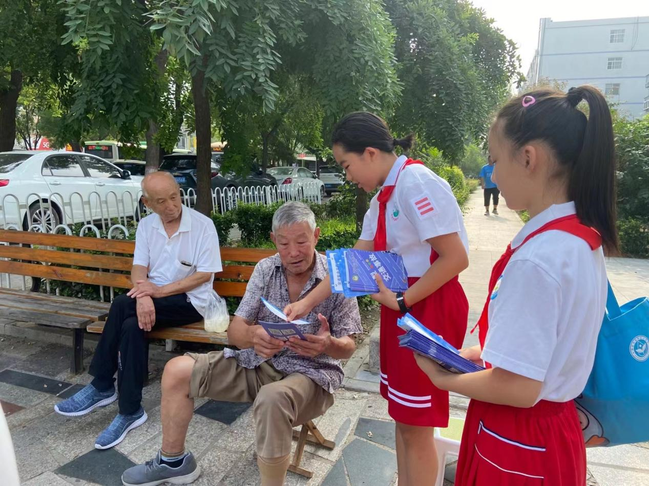學生走進社區，宣傳交通安全知識。 齊東青攝