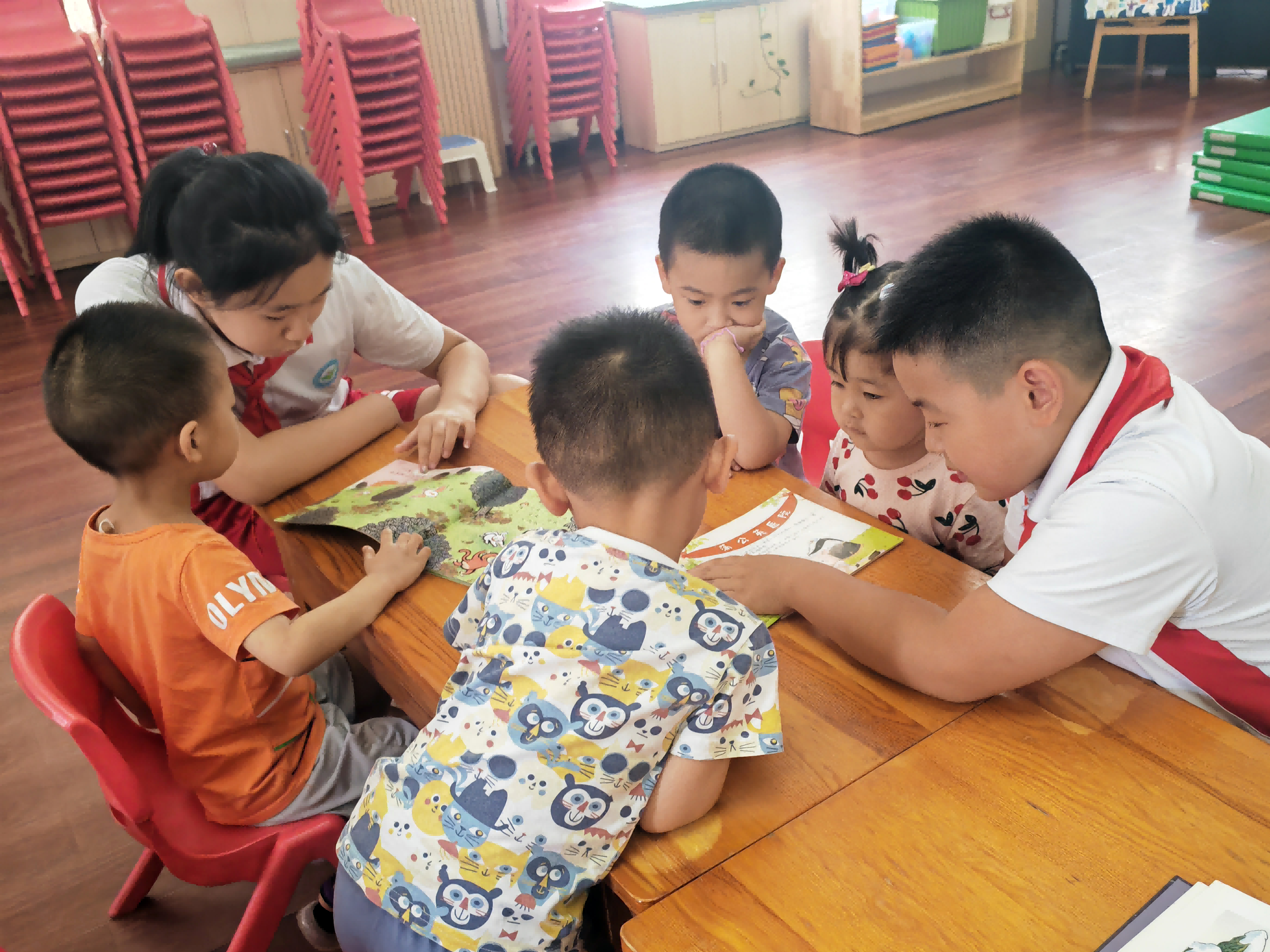 學生們為社區幼兒讀繪本，講故事。 齊東青攝