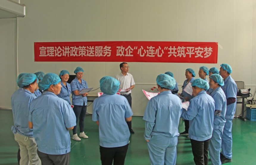 尚义县发改局到企业发放连心卡，宣讲惠企政策。 邓力凡摄