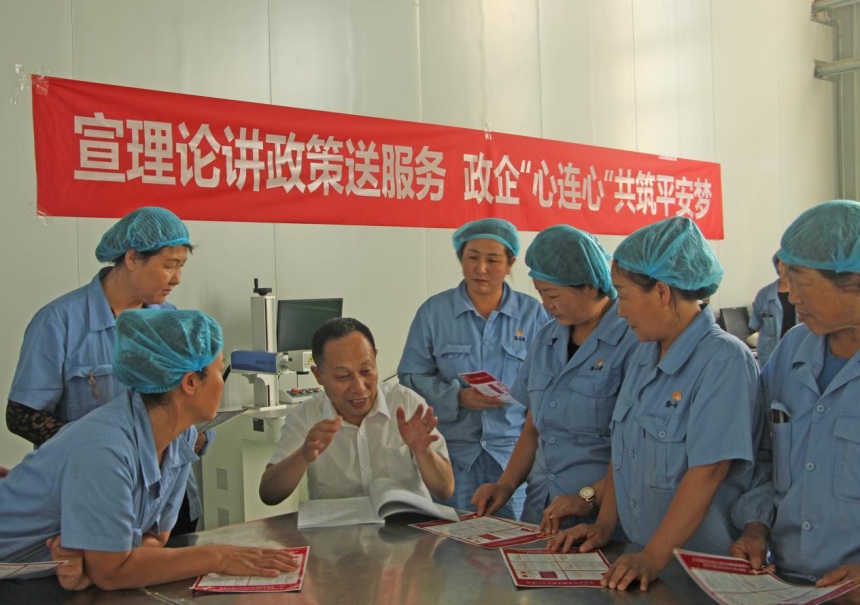 尚义县发改局到谷之禅发放连心卡，宣讲惠企政策。 邓力凡摄