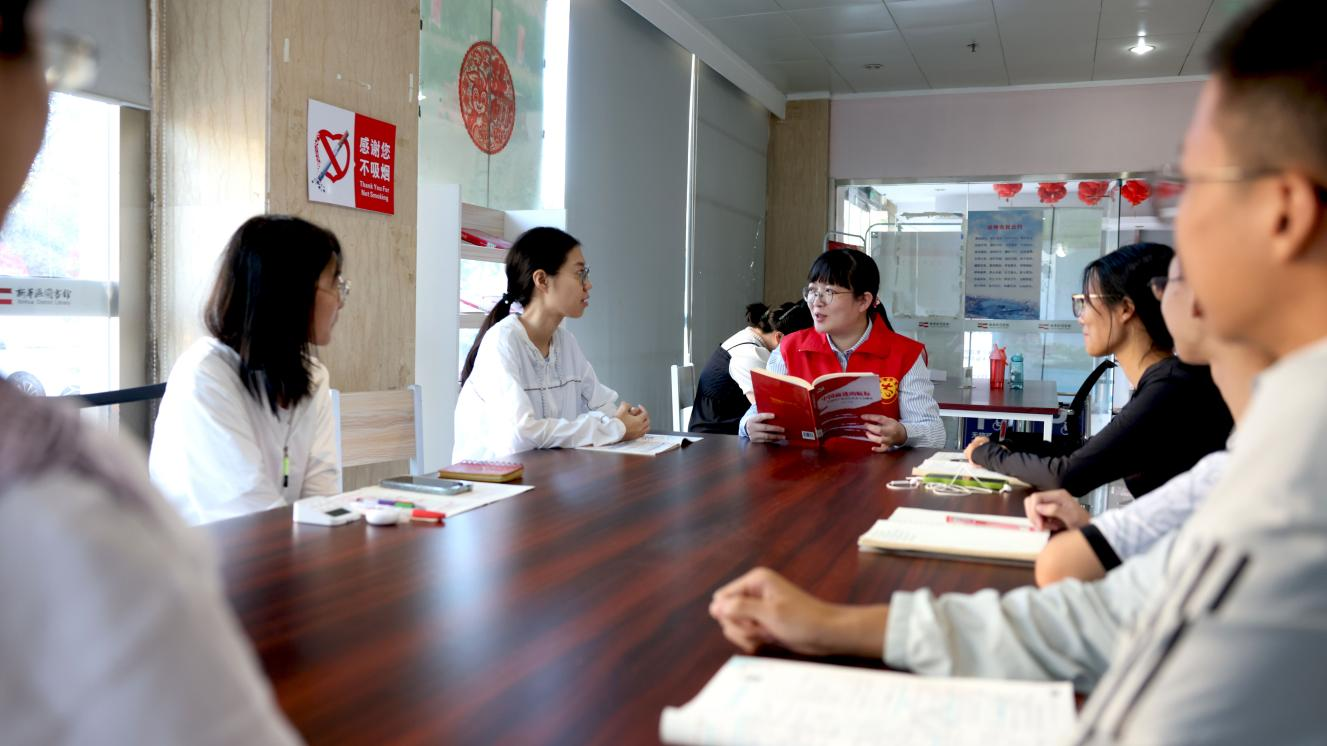 在沧州市新华区图书馆，青年宣讲团成员走到青年群众身边，开展宣讲。 杨晨摄