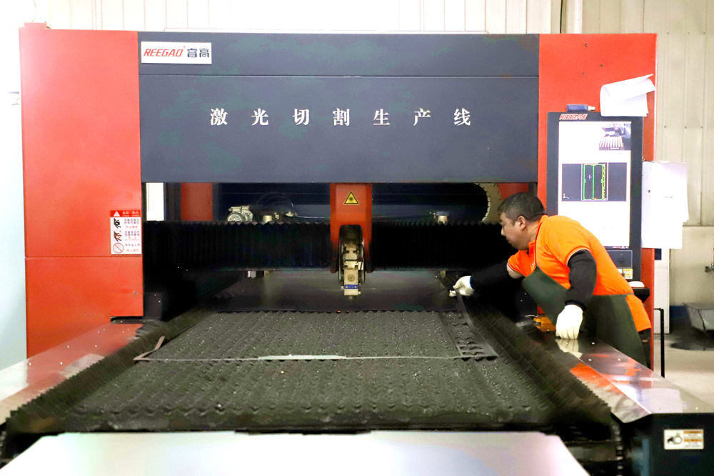 香河縣家具生產車間，工人在激光切割生產線上工作。 朱鈺爽攝