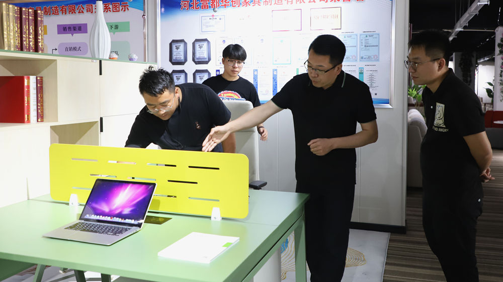 顧客觀察家具細節。 朱鈺爽攝