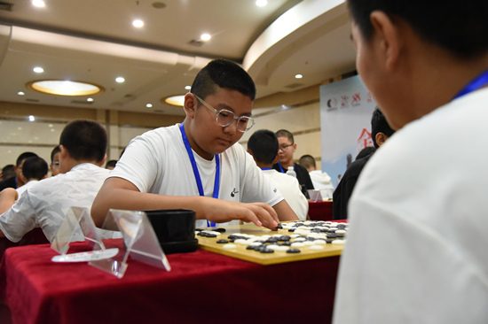 少年組小選手正在聚精會神比賽。 劉威攝