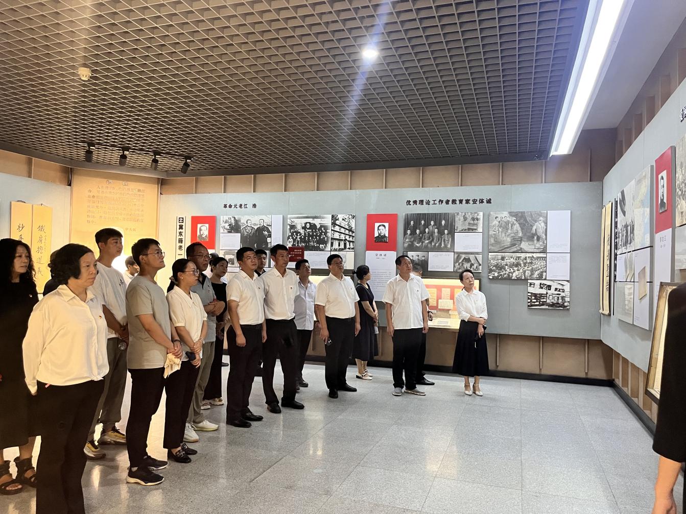 纪检监察干部携家属参观冀东烈士陵园展厅接受红色革命教育。 曹妃甸区纪委监委供图