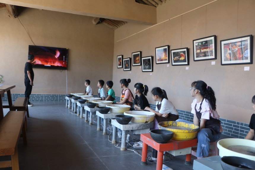 青少年们在河北省蔚县南留庄镇白河东村青砂器生产基地参观体验青砂文化 。 蔺媛媛摄