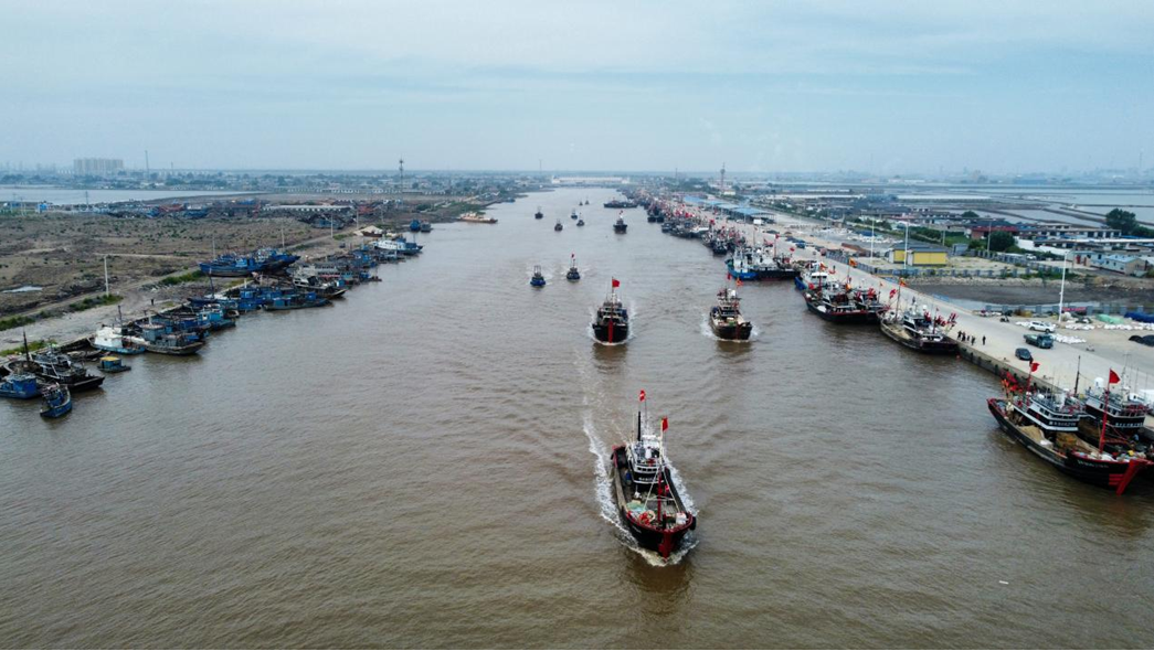 在唐山市豐南區黑沿子漁港碼頭，數百艘漁船從碼頭駛向大海。 李福政攝