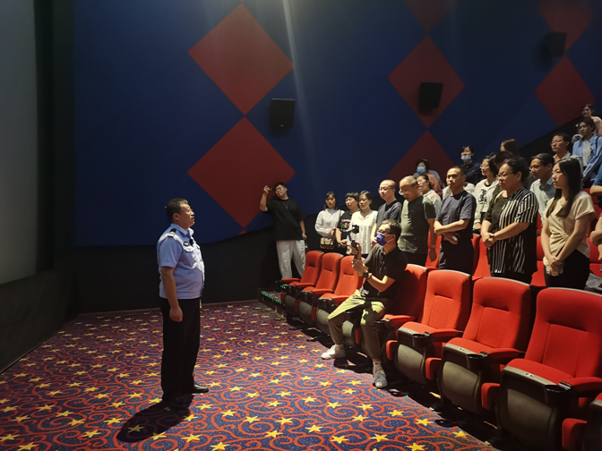 民警與居民分享觀影感受。 張宇攝