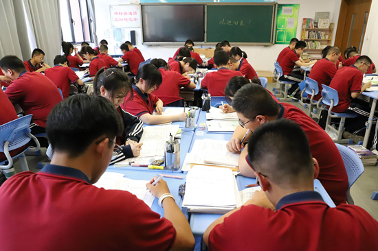 学生们正在教室内学习。 熊华明摄