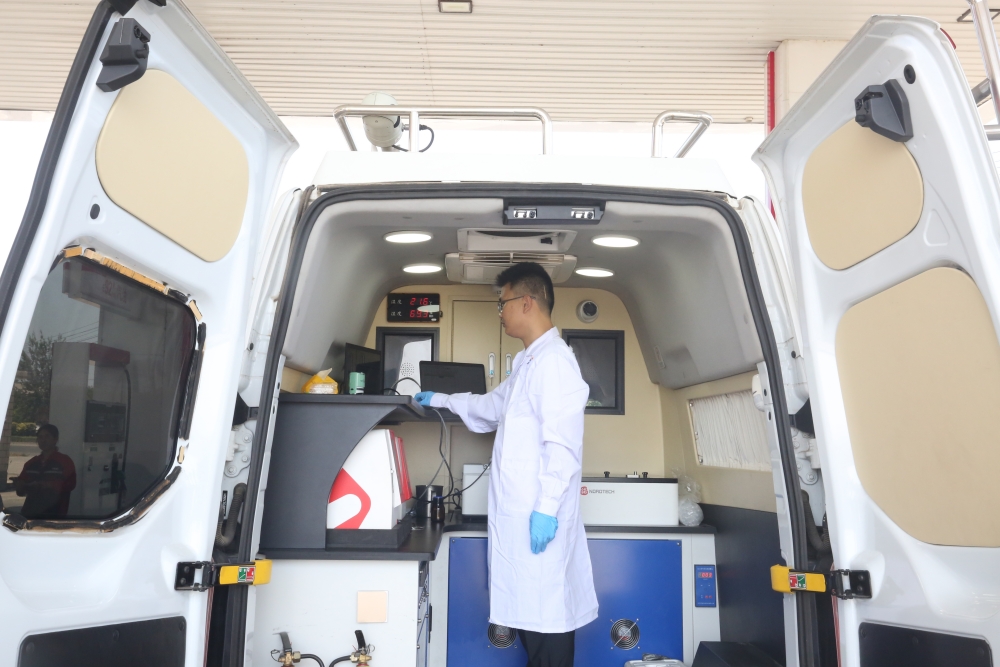 河北省產品質量監督檢驗研究院技術人員對加油站成品油進行快速篩查檢驗。