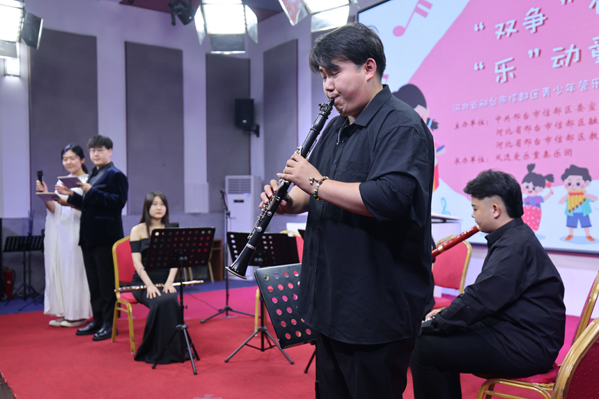 风逸爱乐重奏乐团的学生们为观众展示不同的管乐乐器，并现场展示演奏效果。 樊青芳摄
