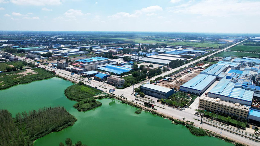 俯瞰文安县左各庄镇人造板制造服务创新示范区一角。 郑佳庆摄