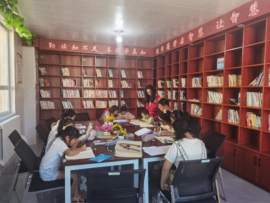 社区工作者在给孩子们辅导作业。 戴敏摄