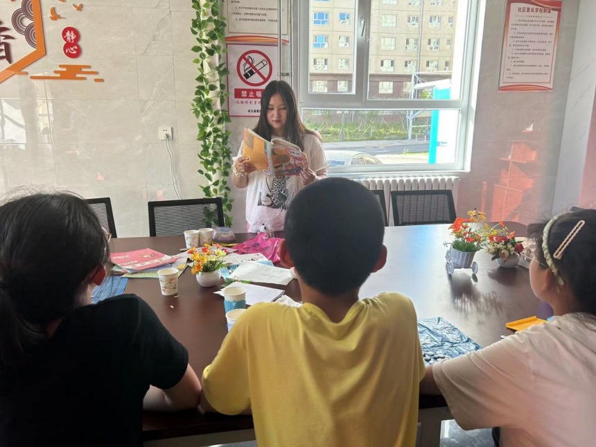 志愿者在为孩子们辅导课程。 戴敏摄