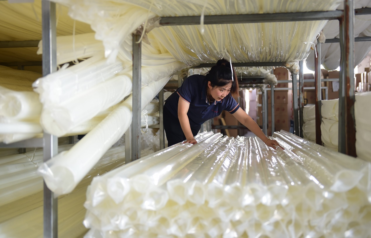 在鹽山縣望樹鎮的一家管件廠工作的農村留守婦女正檢測產品質量。 傅新春攝
