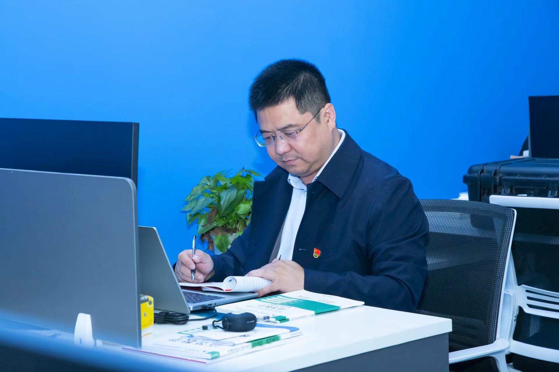 河北工业职业技术大学刘少坤教授在备课。 受访者供图