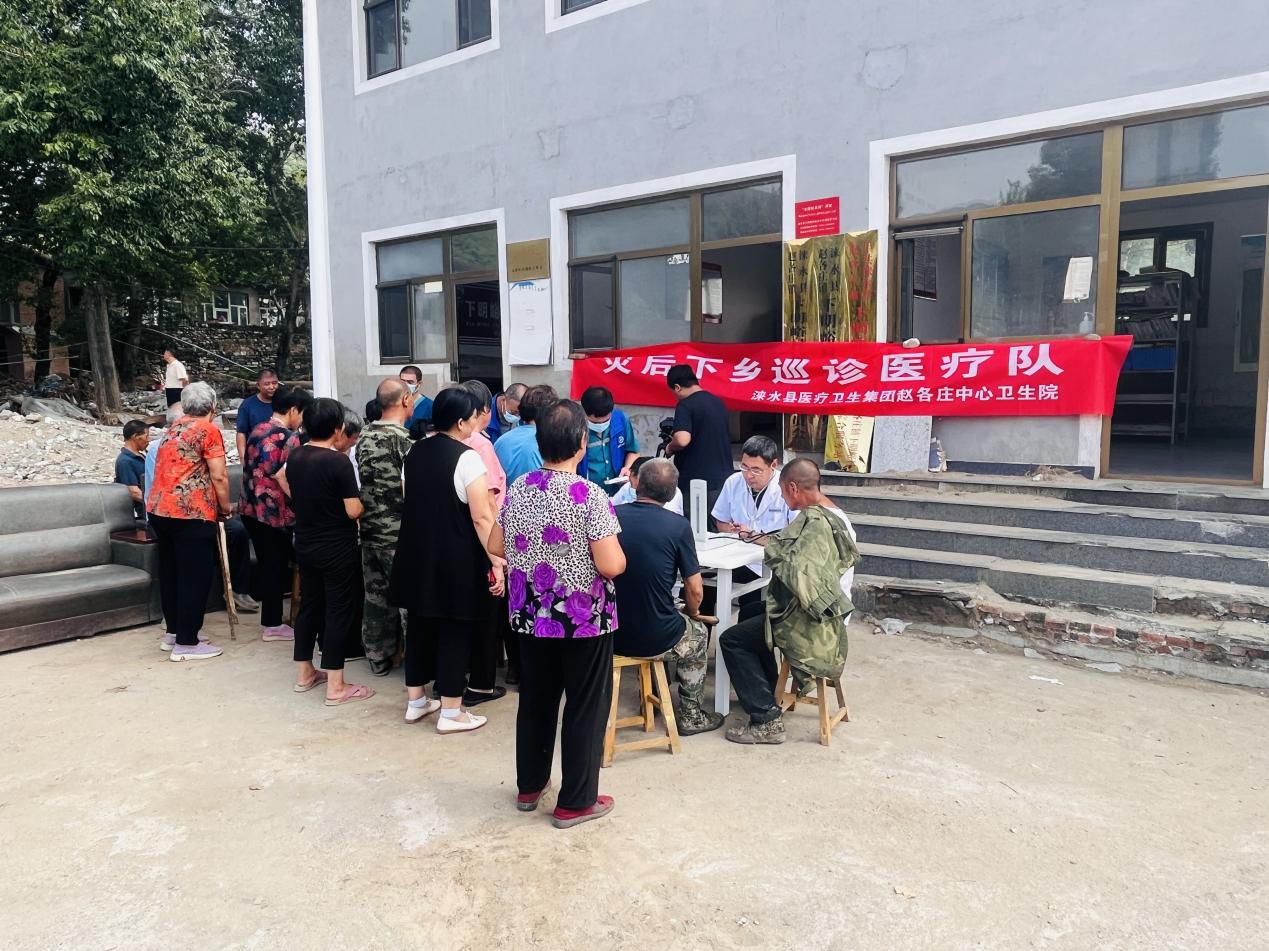 涞水县赵各庄镇下明峪村义诊活动现场。 李金璐摄
