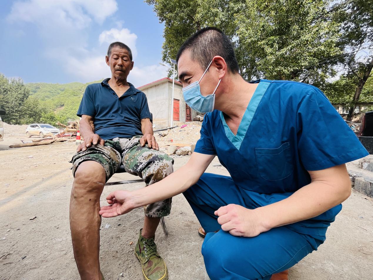 医护人员为群众针灸治疗。 李金璐摄 